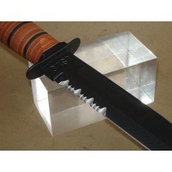 Cuchillo "KA-BAR",hoja serrada, fabricado en Estados Unidos.